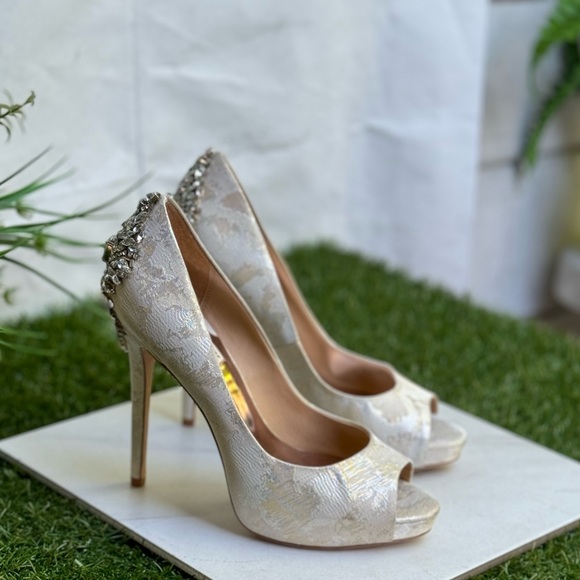 Badgley Mischka Kiara Brocade
Heels - Bridal Heels size 8.5 like new - Picture 10 of 13